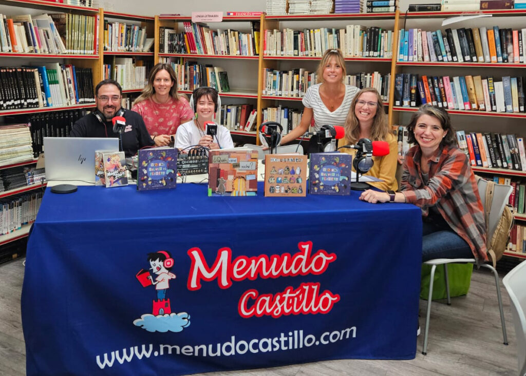 El equipo del Menudo Castillo 608, menudo grupazo para hacer radio.