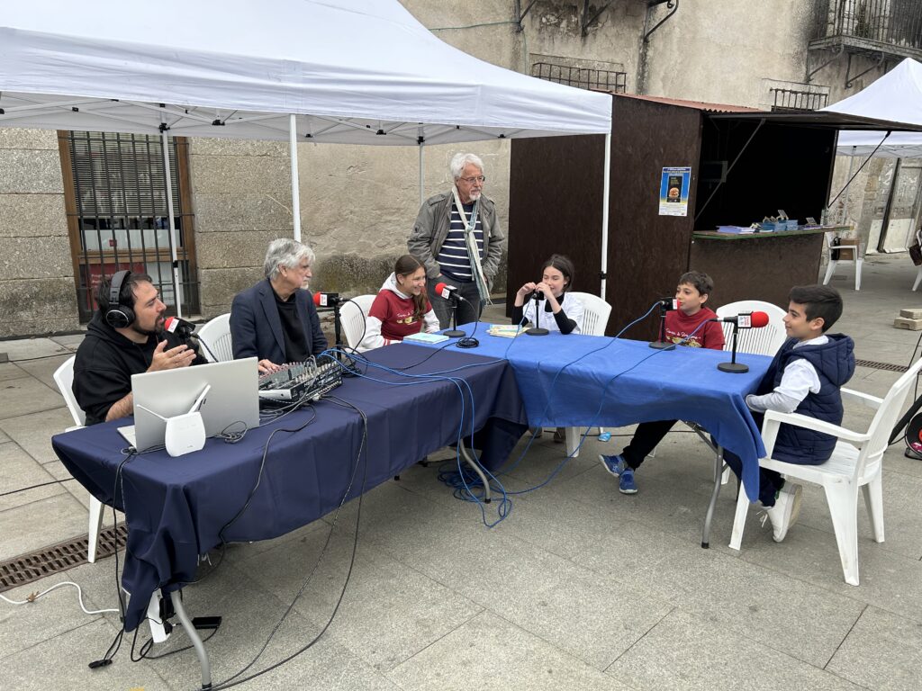 Somos un programa de radio de pueblo. En esta foto estamos con Alfredo Gómez Cerdá y Santiago García-Clairac en Robledo de Chavela.