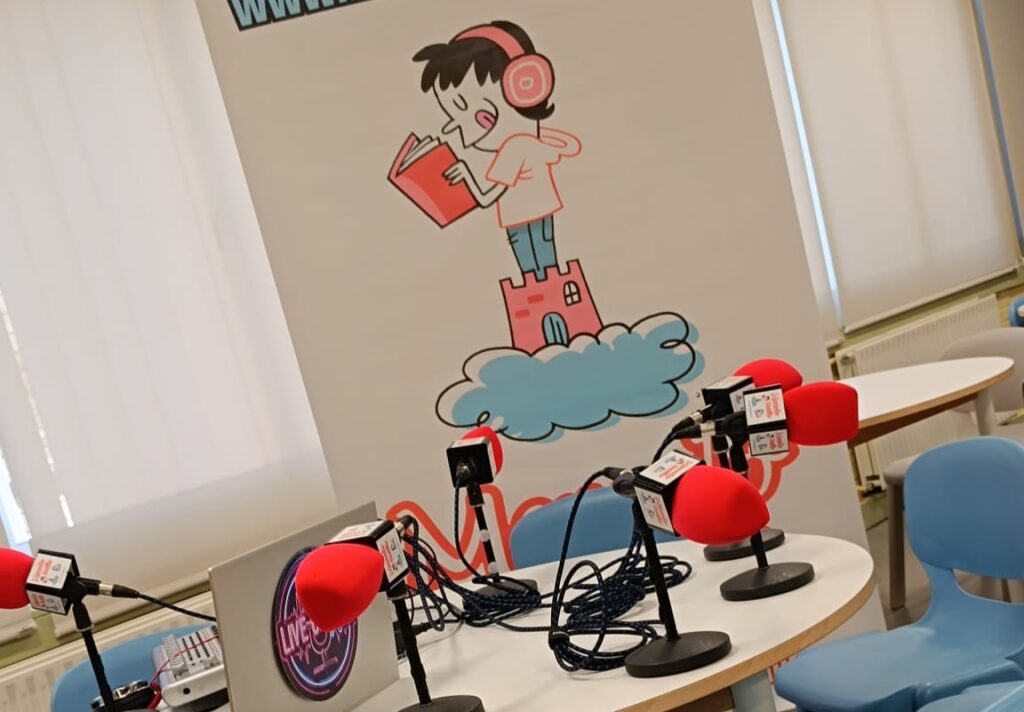 Montamos un fantástico mini estudio en la Biblioteca de las Escuelas Pías de San Fernando para celebrar una fiesta de libros y de radio.