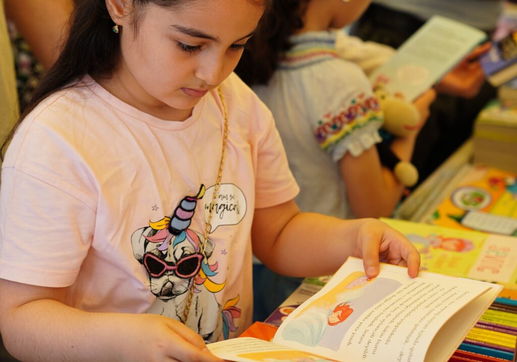 Pon una feria del libro en tu vida, serás más lector y mucho más feliz.