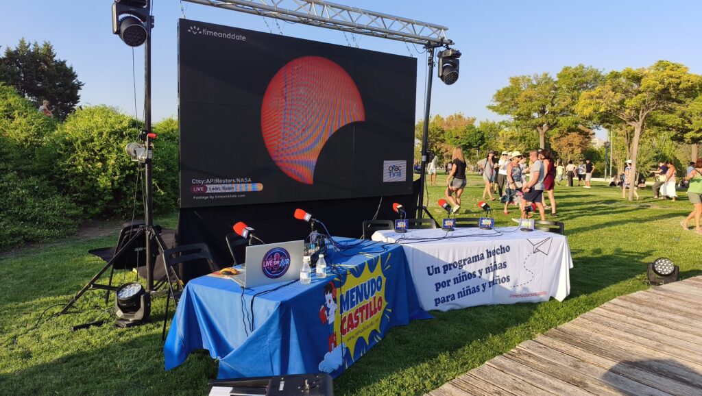 Menudo Castillo durante el eclipse de Sol en el Parque Este de Valdebernardo