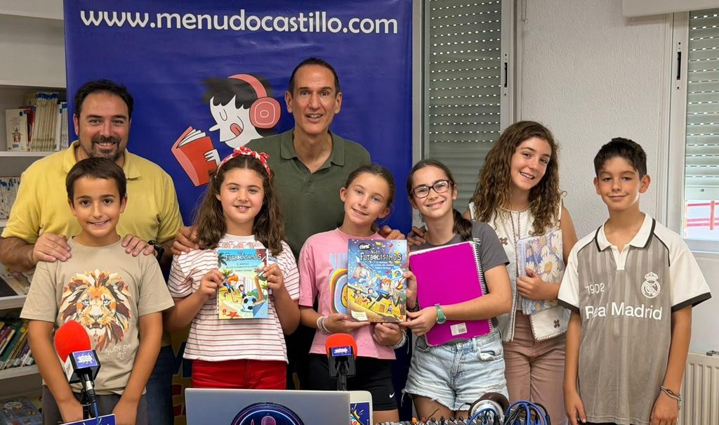 Roberto Santiago junto a Javier Fernández y algunos de los niños y niñas de Menudo Castillo.