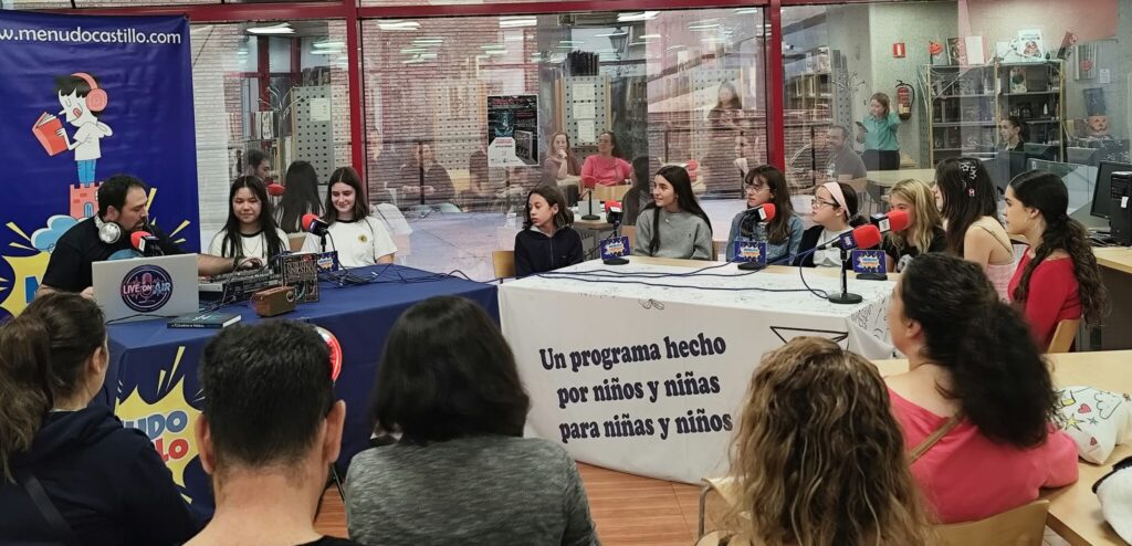 En la Biblioteca José María Bausá de Navalcarnero, hablando de lugares siniestros con un buen puñado de amigas.