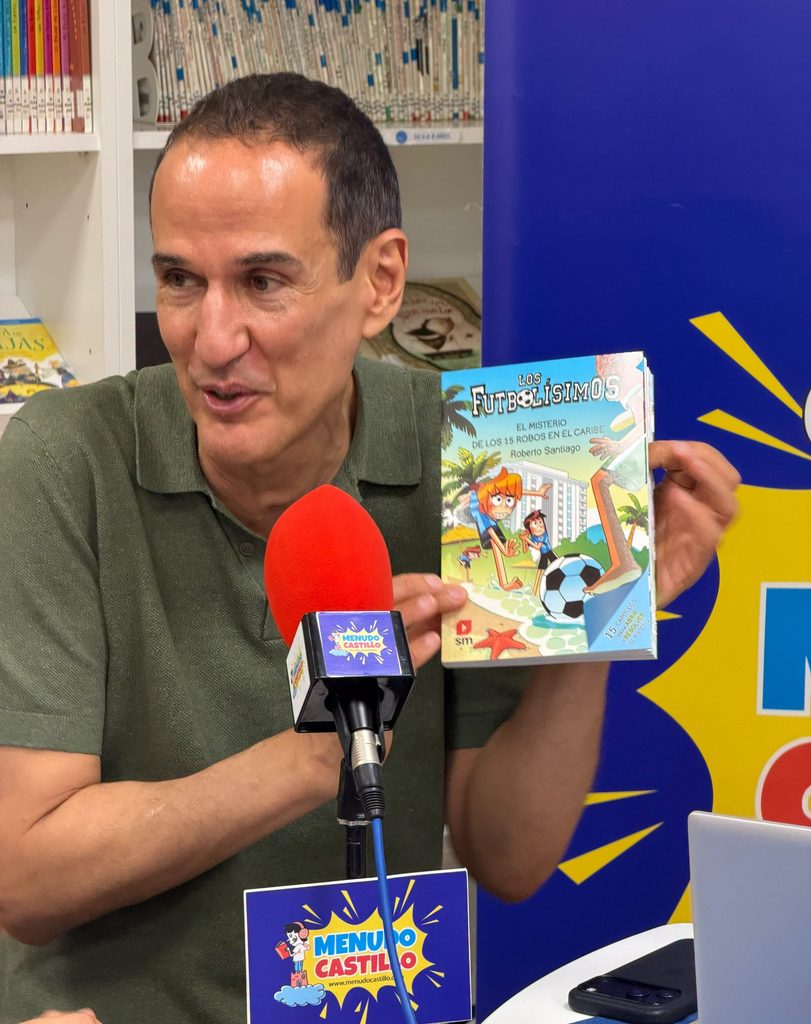 Roberto Santiago muestra un ejemplar de Los Futbolísimos 30.